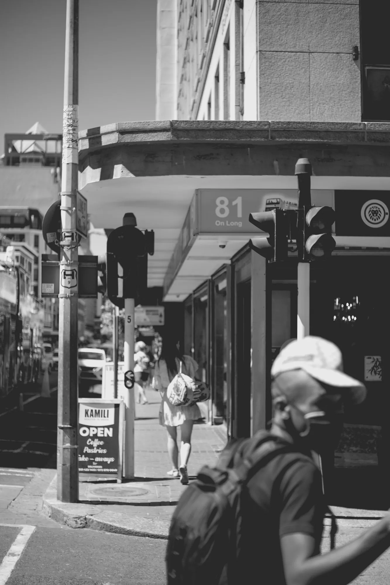 2022-02-17 - Cape Town - Man crossing road